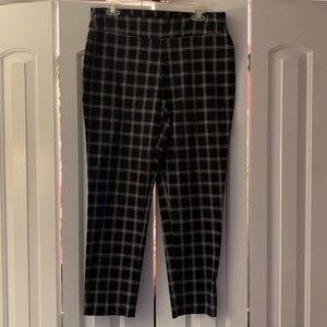 Stretch, pull on pant. Ankle length size L